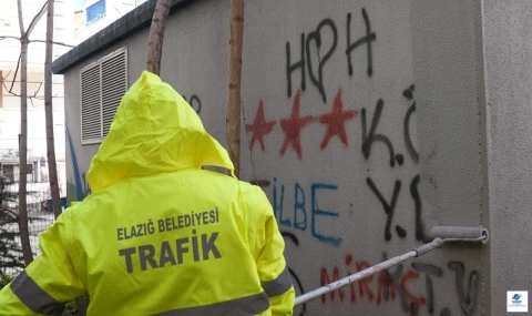 Belediye ekipleri, parklardan trafolara kadar kamuya ait alanlardaki görüntü kirliliğini temizliyor