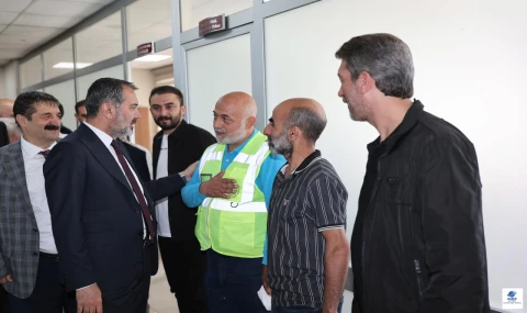 Elazığ Belediye Başkanı Şerifoğulları, bayram sonrası mesainin ilk gününde personelle bayramlaştı