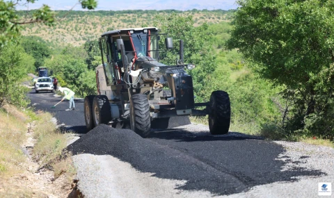 Elazığ İl Özel İdaresi'nden Ağın'ın Beyelması Köyü'nde yol iyileştirme çalışması