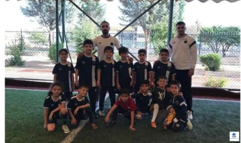 Elazığ’da Futbolun Yıldızı: Vedat Top, Sahada Sadece Antrenör Değil, Gençlere Yol Gösterici Oluyor