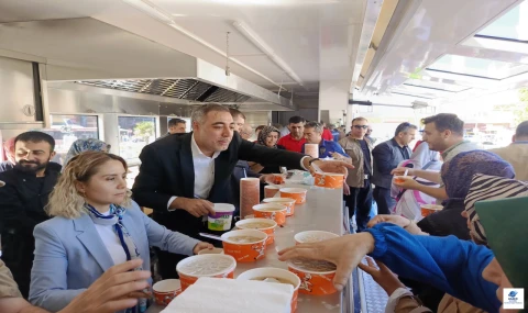 Elazığ'da Muharrem Ayı Bereketi: 15 Temmuz Demokrasi Meydanı'nda Aşure İkramı