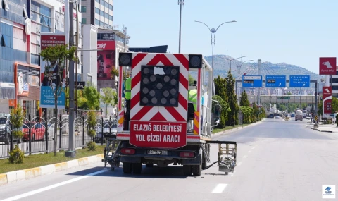 Elazığ’da Ulaşım Konforu Artıyor: Yenilenen Caddelerde Yol Çizgi Çalışmaları Başladı!