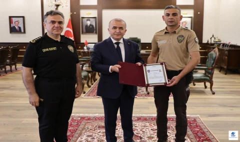 Harput Anadolu Lisesi'nde yaşanan olayda kahramanlık sergileyen bekçi Ümit Döner'e Başarı Belgesi verildi
