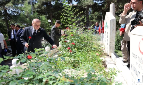 Elazığ Valisi Hatipoğlu 15 Temmuz’da Şehitlikleri Ziyaret Etti
