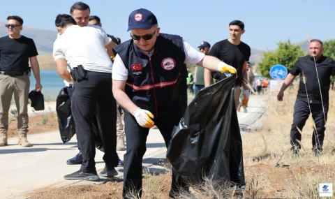 Hazar Gölü’nde Çevre Temizliği: Vali Hatipoğlu’ndan Duyarlılık Çağrısı