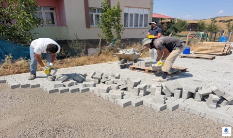 Karakoçan Kızılca Köyü'nde Kilitli Parke Çalışmaları Devam Ediyor