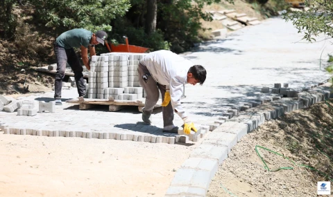 Sivrice Gözeli Köyü’nde kilitli parke çalışmaları aralıksız sürüyor