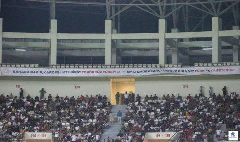 Diyarbakır’da Süper Lig Heyecanına Bakanlıklardan Özel Pankart: “Sahada Rakip, Kardeşlikte Biriz”