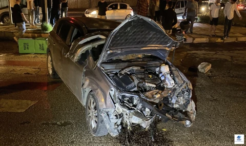 Motosikletle Çarpışan Otomobil MESİ Direğini Yıktı: 5 Yaralı