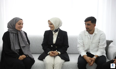 Bakan Göktaş, Evlilik Kredisinden Yararlanan Yeni Evli Çiftin İlk Misafiri Oldu