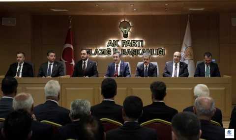 Cumhurbaşkanı Yardımcısı Cevdet Yılmaz, AK Parti Elazığ İl Başkanlığı’nda teşkilat mensuplarıyla buluştu