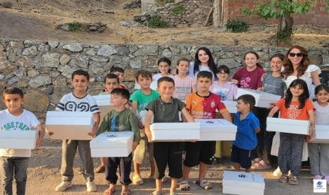 Sedat Peker'den Elazığ'da Çocuklara Kırtasiye Desteği