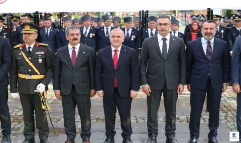 29 Ekim Cumhuriyet Bayramı kutlamaları başladı : Vali Hatipoğlu ve protokol Atatürk Anıtı'na çelenk sundu