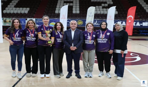 4. Kamu Spor Oyunları'nda Dereceye Giren Kurum Çalışanlarına Vali'den Kupa