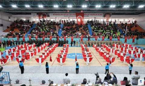 Elazığ'da Cumhuriyet'in 103. Yılı Coşkuyla Kutlandı   Vali Hatipoğlu ve İl Protokolü Vatandaşlarla Buluştu