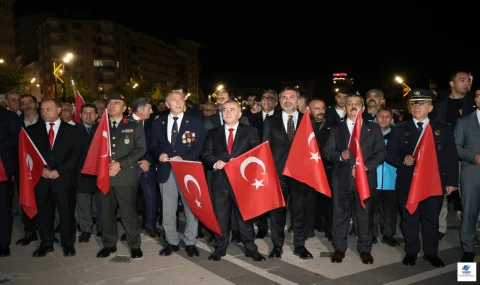 Elazığ'da Fener Alayı Coşkusu: Cumhuriyet'in 103. Yılı Meşalelerle Kutlandı