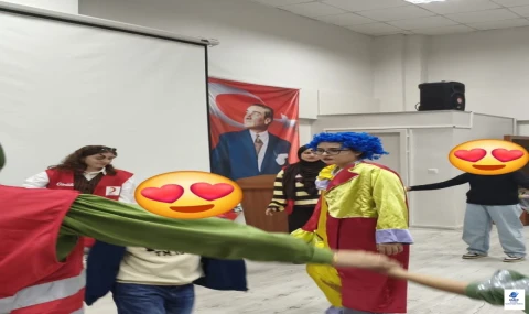 Genç Kızılay gönüllüleri Sevgi Evleri'nde çocuklarla buluştu